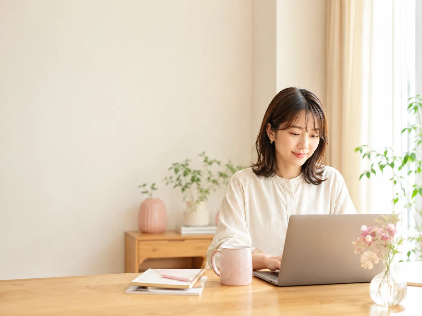 自宅で在宅ワークを進める若い女性